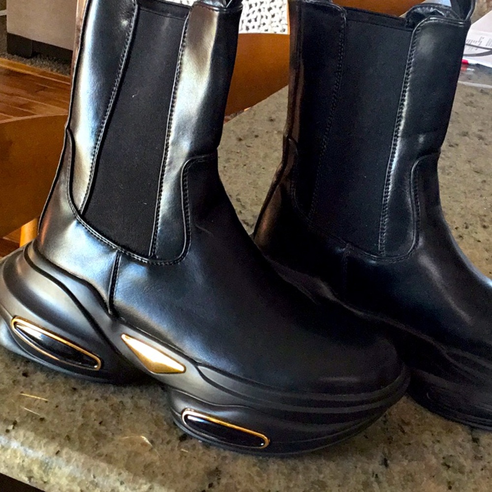 Super cute chunky platform boots!
